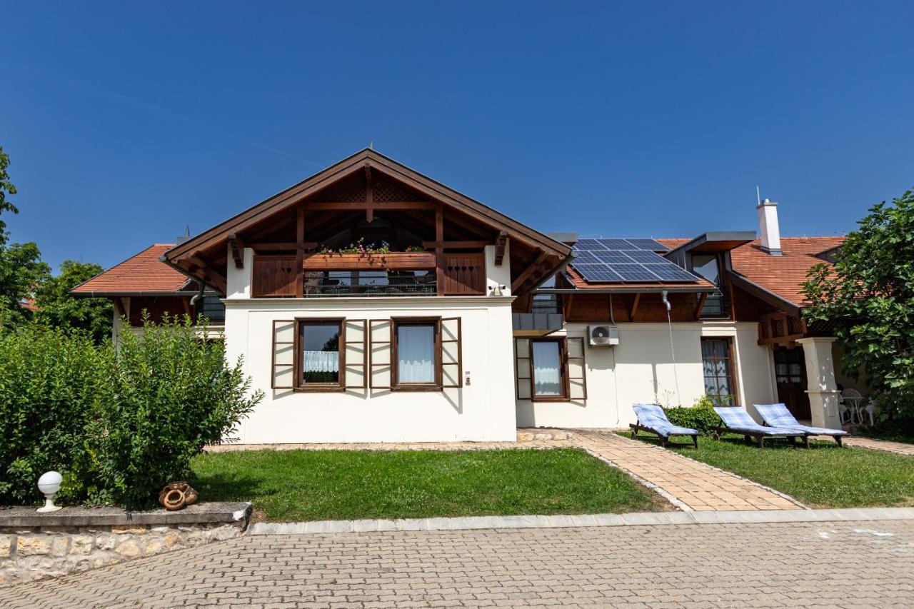 Berkenye Vendeghaz Hotel Balatonfured Bagian luar foto
