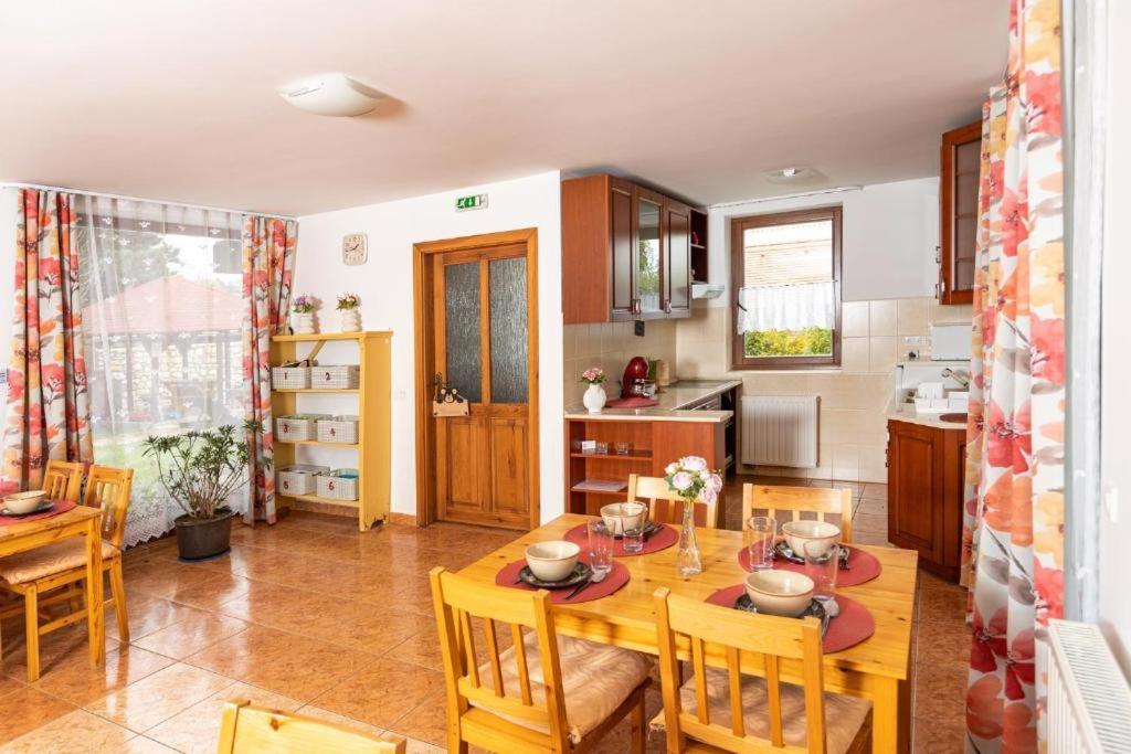 Berkenye Vendeghaz Hotel Balatonfured Bagian luar foto